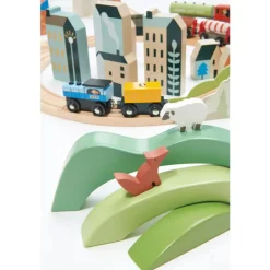Circuit de train géant en bois - Vue sur la montagne - Tender Leaf