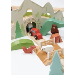 Circuit de train géant en bois - Vue sur la montagne - Tender Leaf