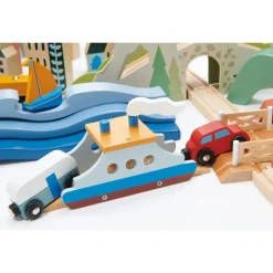 Circuit de train géant en bois - Vue sur la montagne - Tender Leaf
