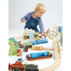 Circuit de train géant en bois - Vue sur la montagne - Tender Leaf
