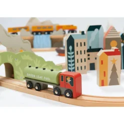 Circuit de train géant en bois - Vue sur la montagne - Tender Leaf