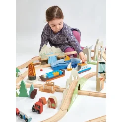 Circuit de train géant en bois - Vue sur la montagne - Tender Leaf