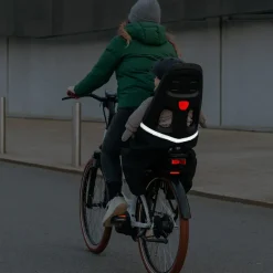 Tablier pour siège vélo enfant - Rainette - Noir avec des bretelles oranges